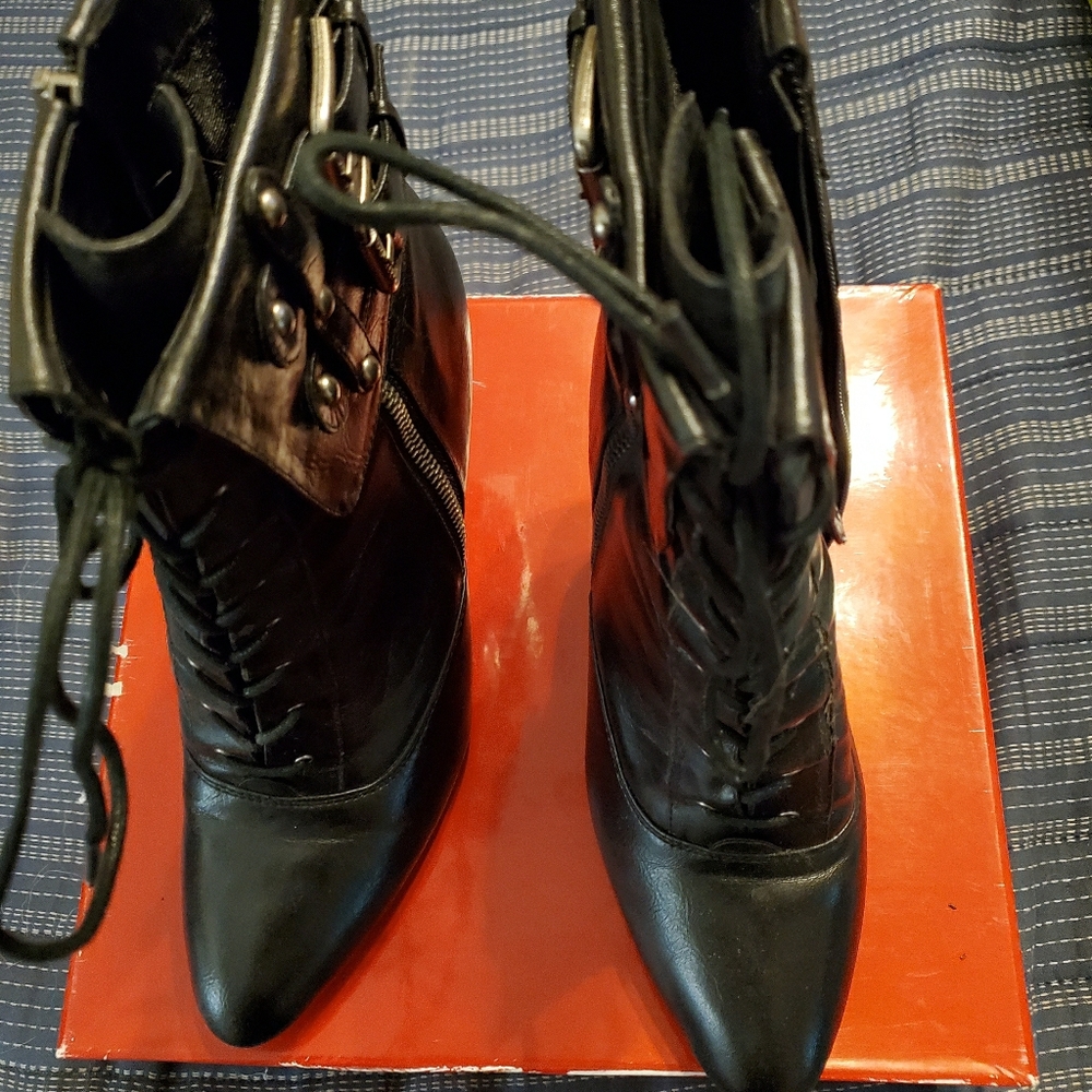 GUESS booties (lace and zippered side) 016